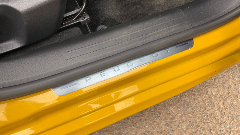 Peugeot 208 1.2 PureTech 100 Allure Premium + 5dr Petrol Hatchback